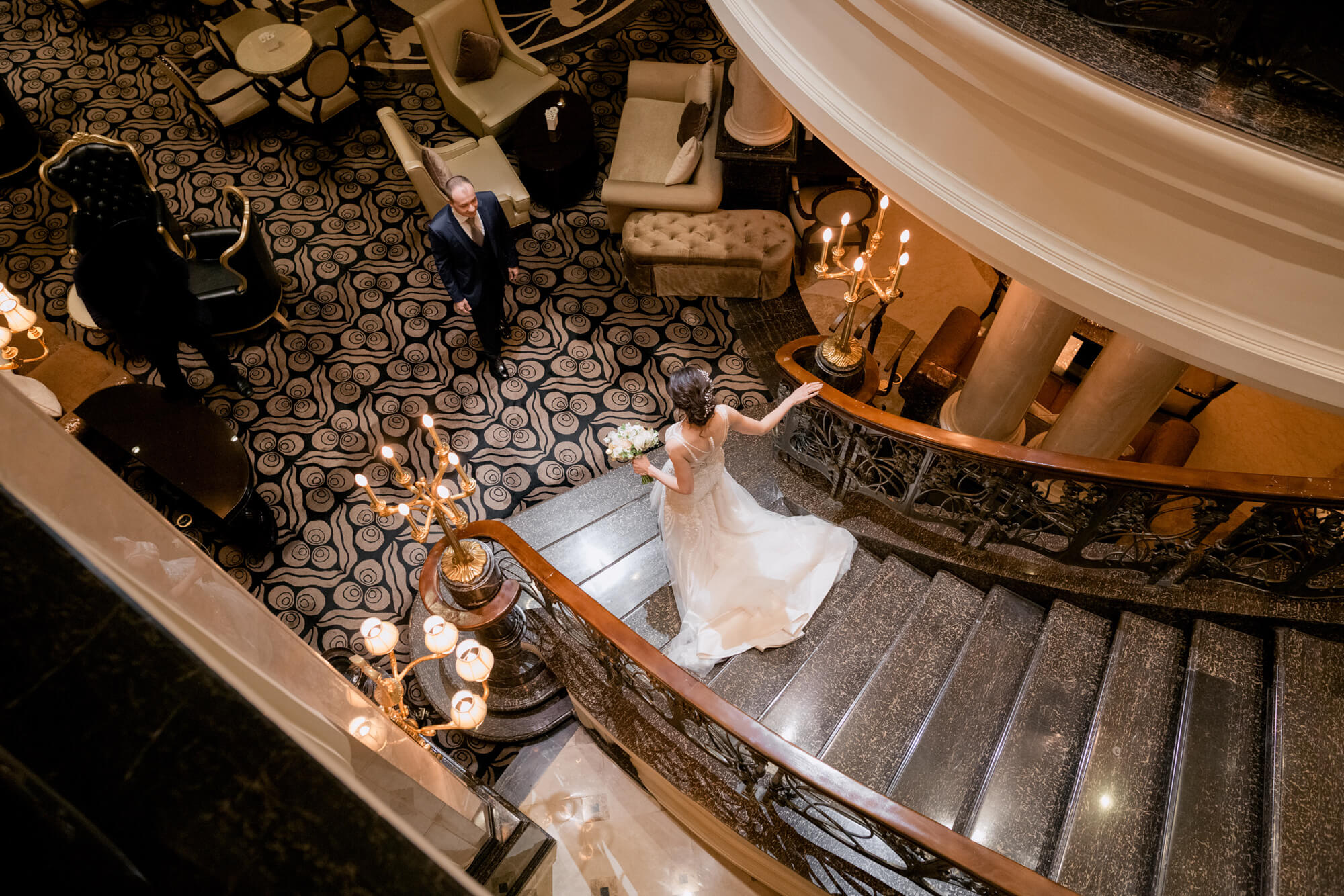 Фото невесты и жениха на лестнице