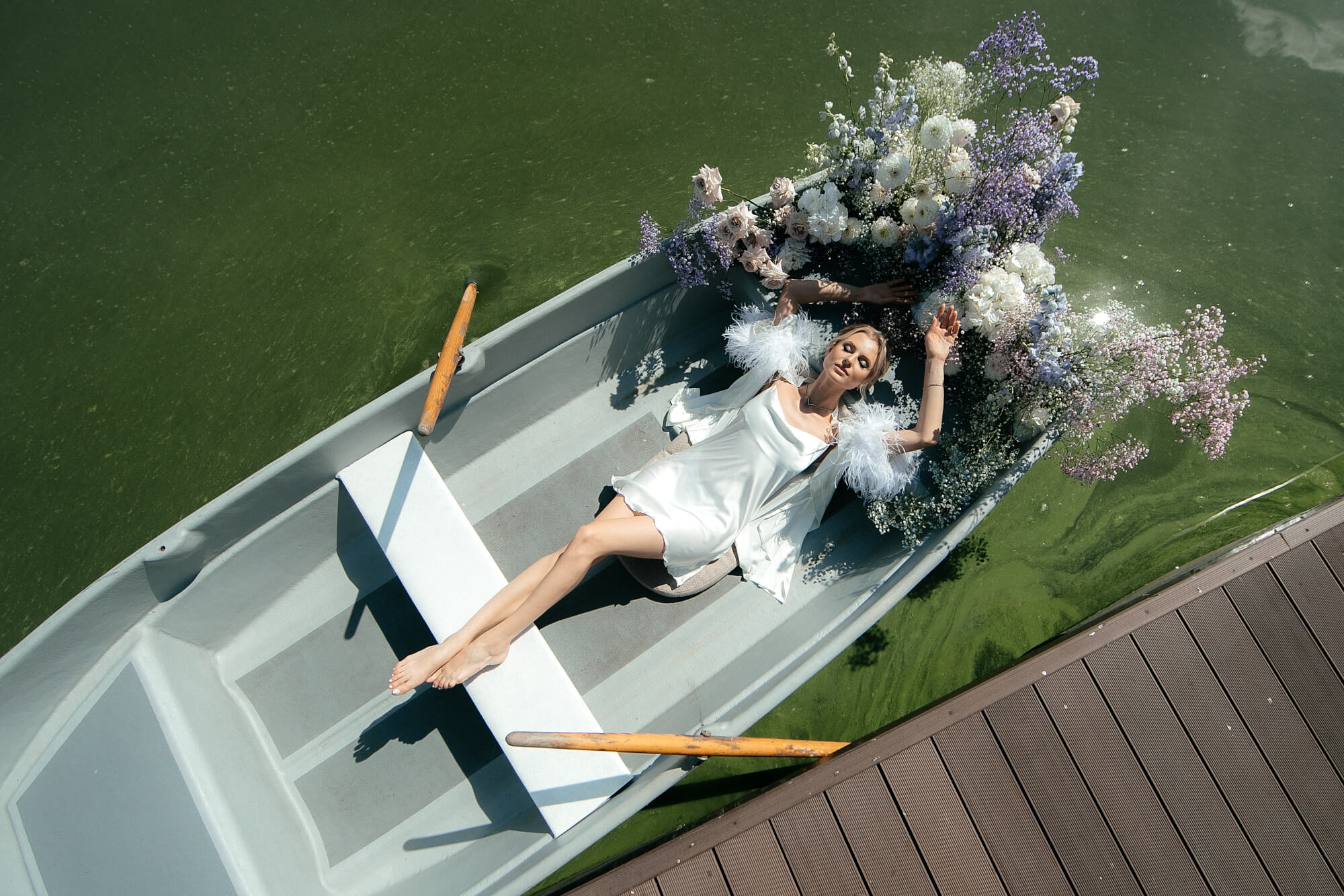 Фото невесты в лодке